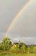 Regenbogen erwischt  - Die bunte Welt vermittelt durch einen Regenbogen, über einem eintönigen Haus. Diese schöne Erscheinung habe ich letztes Jahr im Spätsommer fotografiert. 